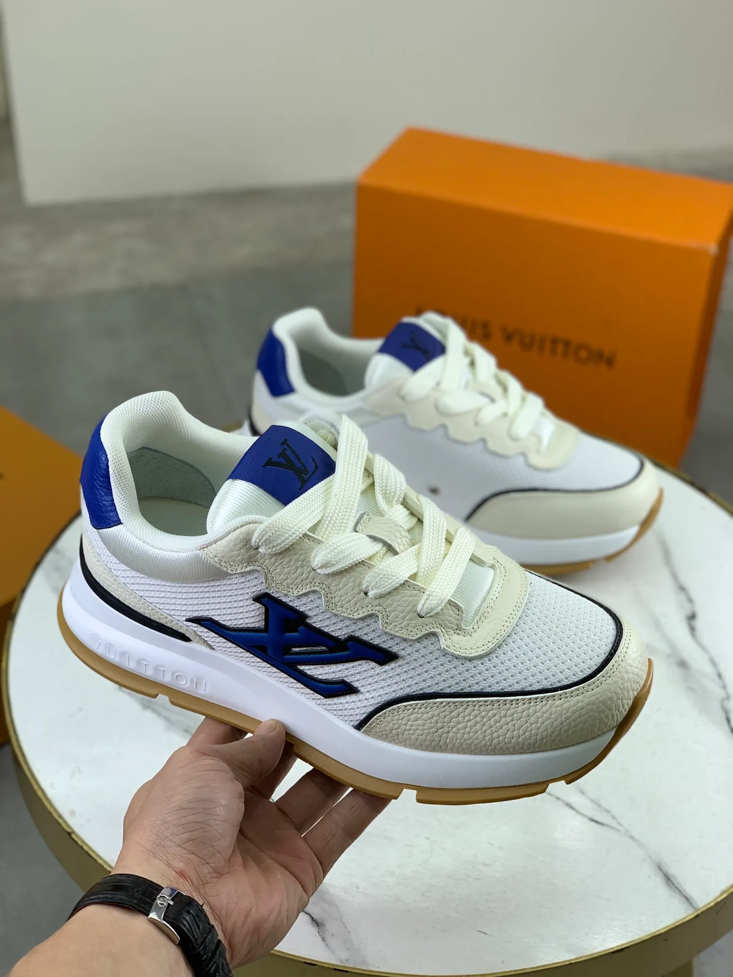Factory price P700 💶 Top version [LOUIS VUITTON] Couple 🧑‍🤝‍🧑 Craftsman style Counter series (original order) New style 🍀LV Louis Vuitton - top version LV classic high-top trendy shoes! Made of imported original craft calfskin, original breathable lining, and original wear-resistant, lightweight, high-end TPU outsole! High quality products! 4️⃣ colors available, size: female 35-39, male 39-44 (female 40, male 45 46 customized)